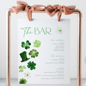 Letrero para el menú del bar del día de San Patricio, letrero para bebidas de cóctel con trébol irlandés verde, despedida de soltera con Lucky Love, mesa de buffet con chispas de marzo, CH101