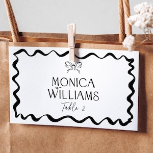 Tarjeta de lugar con lazo negro dibujado a mano para la despedida de soltera, etiqueta para mesa de carpa para bodas, etiqueta para asiento con borde ondulado, BS100