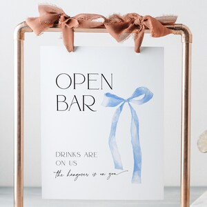 Cartello Dusty Wedding Open Bar, biglietto per la festa nuziale, cartello Bow Drinks are on us, poster da tavolo Something Blue Hangover, BS89