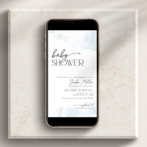 Puede incluir: Una invitación de baby shower azul y blanca en la pantalla de un teléfono inteligente. La invitación dice "baby shower" e incluye el nombre "Sasha Miller" y la fecha "14 de septiembre, 2 pm" en la "Lilly Rose Residence".