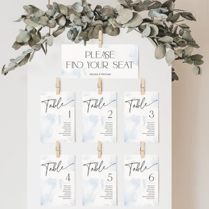Modelo de gráfico de assentos de cartão de mesa na nuvem nove, algo azul empoeirado aquarela encontre seu banner de assento, sinal de casamento mínimo moderno, bs37