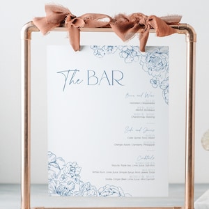 Letrero de menú de bar con flores silvestres de Toile de Jouy azul para despedida de soltera, letrero de buffet de bodas Love in Bloom, elegante póster de bebidas de cóctel con motivos florales, BS94