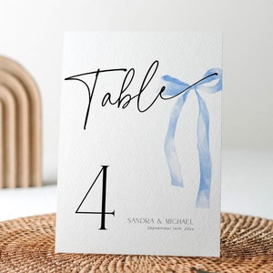 Modello di posto a sedere per segnaposto Lei sta per sposarsi, fiocco blu Dusty Something Wedding Shower Trova il tuo posto Nastro per numero di tavolo, BS89