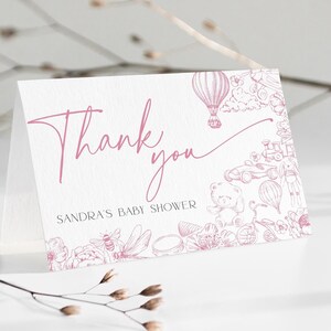 Tarjeta de agradecimiento para baby shower con diseño de Toile de Jouy rosa para descargar, nota de agradecimiento floral editable para niña, plantilla de oso con globo chinoiserie para guardería BB93