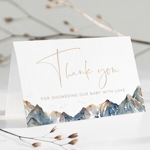 L'aventure vous attend pour une fête de naissance, modèle forêt, tente sur le thème de la montagne, carte de remerciements TÉLÉCHARGEMENT INSTANTANÉ Garçons bleu poussiéreux des bois BB21