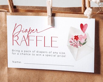 Könnte beinhalten: Eine weiße Karte mit rotem Text, auf der "Diaper Raffle" und "Bring a pack of diapers of any size, for a chance to win a special prize!" steht. Es gibt eine Zeile für einen Namen und eine Aquarell-Illustration eines rosa Umschlags mit Blumen und einem roten Herzen.
