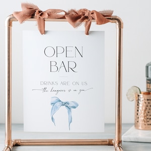 Cartello Open Bar per matrimonio blu, biglietto per addio al nubilato, Bow Drinks are on us, cartello Bach, poster da tavolo per feste di addio al nubilato BS59