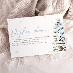 Invitación para despedida de soltera de invierno con lazo azul, exhibición de obsequios sin envolver, inserción de invitación navideña con nudos, tarjeta para fiesta con el mensaje "No envuelvas el regalo", CH77