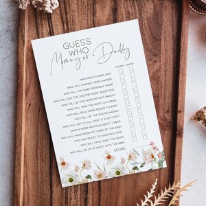 Plantilla de tarjeta Adivina quién es mamá o papá Bebé en flor de primavera Juegos para baby shower Actividad de fiesta editable en verde salvia Rosa ruborizado BB15