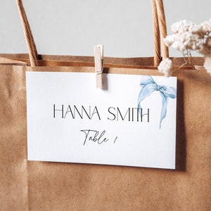 Tarjeta de lugar con el nombre "She is Tying the Knot", algo azul, para despedida de soltera, etiqueta para nombre de mesa con forma de carpa para bodas con lazo, asiento imprimible, etiqueta para asiento plegable, BS59
