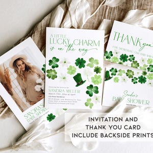 Op de afbeelding: Een set met uitnodigings- en bedankkaartjes voor een babyshower. De uitnodiging heeft een ontwerp met groene klavertjes met de tekst "A Little Lucky Charm is on the way" en het bedankkaartje heeft een groene klavertjesrand met de tekst "Thank you for showering our baby with love".