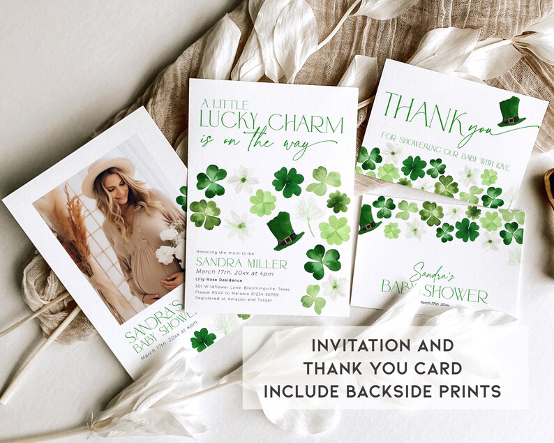 Op de afbeelding: Een set met uitnodigings- en bedankkaartjes voor een babyshower. De uitnodiging heeft een ontwerp met groene klavertjes met de tekst "A Little Lucky Charm is on the way" en het bedankkaartje heeft een groene klavertjesrand met de tekst "Thank you for showering our baby with love".