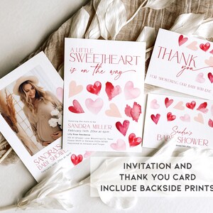 Puede incluir: Un conjunto de dos tarjetas imprimibles para baby shower con un dise&ntilde;o de coraz&oacute;n de acuarela. La tarjeta de invitaci&oacute;n dice "Un peque&ntilde;o coraz&oacute;n est&aacute; en camino" y la tarjeta de agradecimiento dice "Gracias por mimar a nuestro beb&eacute; con amor".
