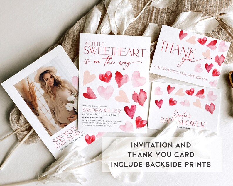 Puede incluir: Un conjunto de dos tarjetas imprimibles para baby shower con un dise&ntilde;o de coraz&oacute;n de acuarela. La tarjeta de invitaci&oacute;n dice "Un peque&ntilde;o coraz&oacute;n est&aacute; en camino" y la tarjeta de agradecimiento dice "Gracias por mimar a nuestro beb&eacute; con amor".