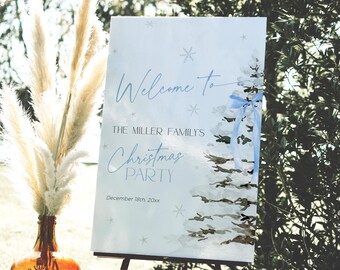 Könnte beinhalten: Ein weißes Schild mit blauem Text und einer Aquarell-Illustration eines blauen Weihnachtsbaums mit einem blauen Band. Das Schild lautet "Willkommen zur Weihnachtsfeier der Familie Miller am 18. Dezember 20xx".