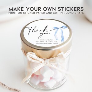 Pode incluir: Um adesivo redondo com uma fita de aquarela azul e o texto "Obrigado" em caligrafia preta. O adesivo tamb&eacute;m inclui o texto "Por tornar este dia t&atilde;o especial" e "Setembro 14th 20xx".