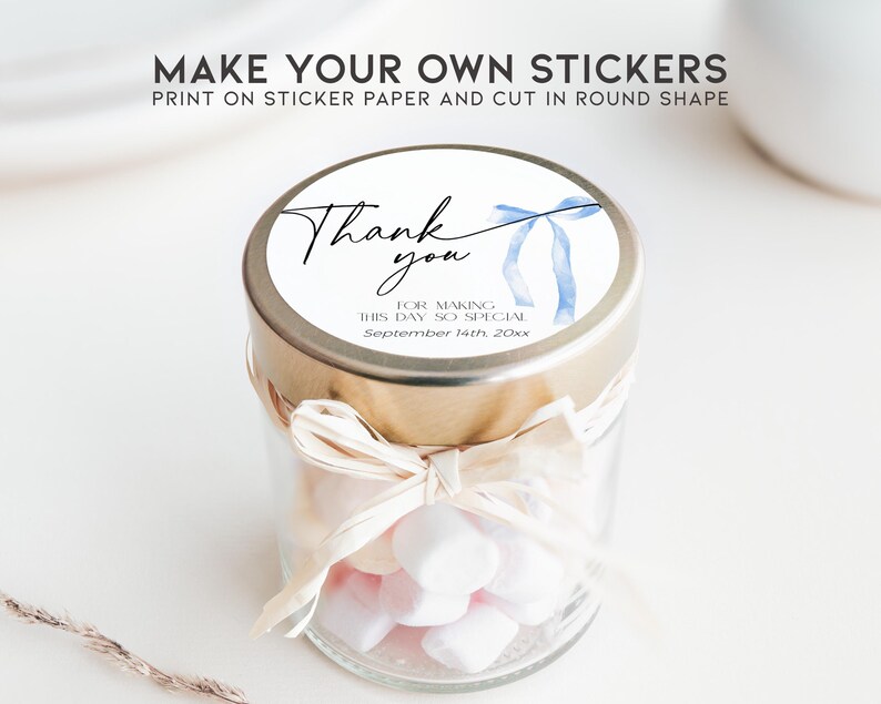 Pode incluir: Um adesivo redondo com uma fita de aquarela azul e o texto "Obrigado" em caligrafia preta. O adesivo tamb&eacute;m inclui o texto "Por tornar este dia t&atilde;o especial" e "Setembro 14th 20xx".