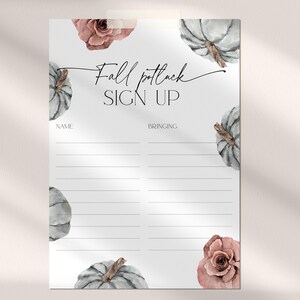 Könnte beinhalten: Ein druckbarer Anmeldebogen für ein Herbst-Potluck. Der Anmeldebogen hat einen weißen Hintergrund mit schwarzem Text, der "Fall Potluck Sign Up" lautet. Der Anmeldebogen ist mit Aquarell-Illustrationen von Kürbissen und Rosen verziert.
