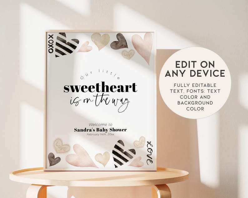 K&ouml;nnte beinhalten: Druckbarer Babyparty-Schild in den Farben Rosa, Wei&szlig; und Schwarz. Das Schild zeigt ein Herzdesign und den Text "Unser kleiner Liebling ist unterwegs".