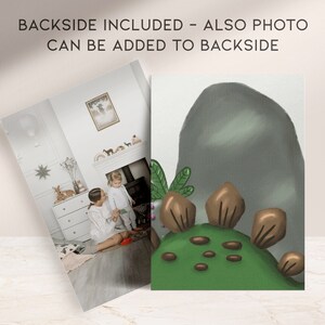 Puede incluir: Una tarjeta imprimible con un dinosaurio verde con p&uacute;as marrones y una roca gris. La tarjeta est&aacute; dise&ntilde;ada para una habitaci&oacute;n infantil y presenta una foto de una madre y su hija jugando en una habitaci&oacute;n.