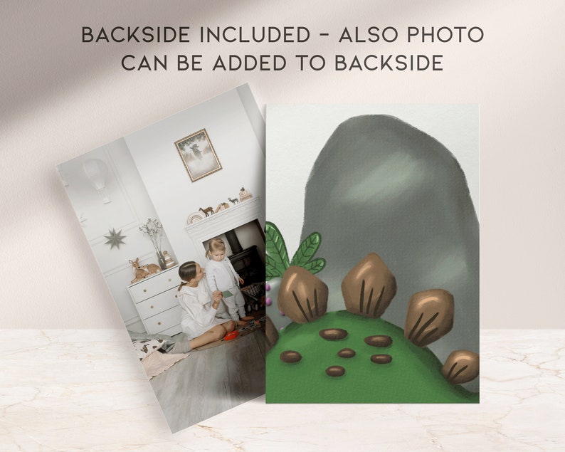 Puede incluir: Una tarjeta imprimible con un dinosaurio verde con p&uacute;as marrones y una roca gris. La tarjeta est&aacute; dise&ntilde;ada para una habitaci&oacute;n infantil y presenta una foto de una madre y su hija jugando en una habitaci&oacute;n.