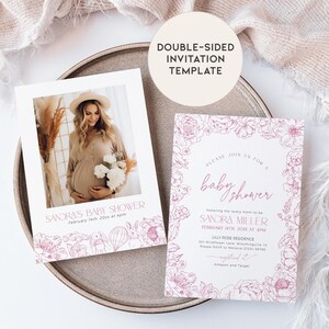 Może przedstawiać: Dwustronny szablon zaproszenia na baby shower z kwiatową ramką i zdjęciem kobiety w ciąży. Tekst na zaproszeniu brzmi "Proszę dołącz do nas na baby shower" i "Sandra Miller".