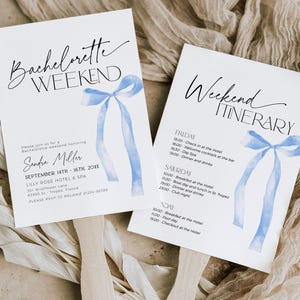Op de afbeelding: Twee uitnodigingen voor een vrijgezellenweekend. De eerste uitnodiging is wit met zwarte tekst en een blauwe aquarel strik. De tekst luidt "Vrijgezellenweekend" en bevat de naam van de bruid, de data, de locatie en de RSVP-informatie. De tweede uitnodiging is wit met zwarte tekst en een blauwe aquarel strik. De tekst luidt "Weekend-route" en bevat een schema van evenementen voor vrijdag, zaterdag en zondag.