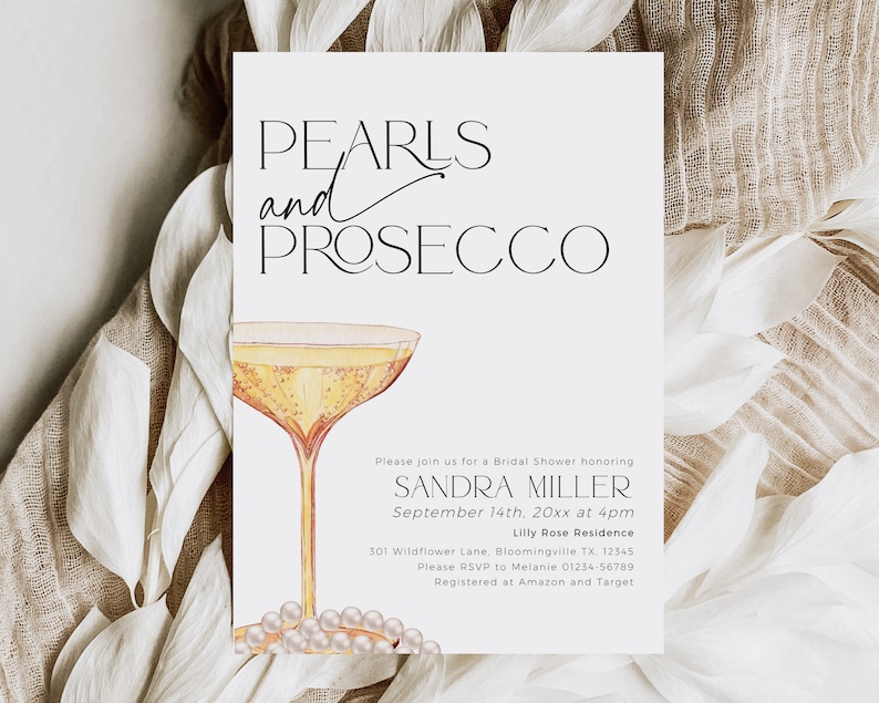 Puede incluir: Una tarjeta de invitaci&oacute;n blanca con texto negro que dice "Pearls and Prosecco". La tarjeta presenta una ilustraci&oacute;n de acuarela de una copa de champ&aacute;n con un collar de perlas y un anillo. El texto tambi&eacute;n incluye los detalles de una despedida de soltera en honor a Sandra Miller, incluyendo la fecha, la hora, el lugar, la informaci&oacute;n de RSVP y los detalles del registro.