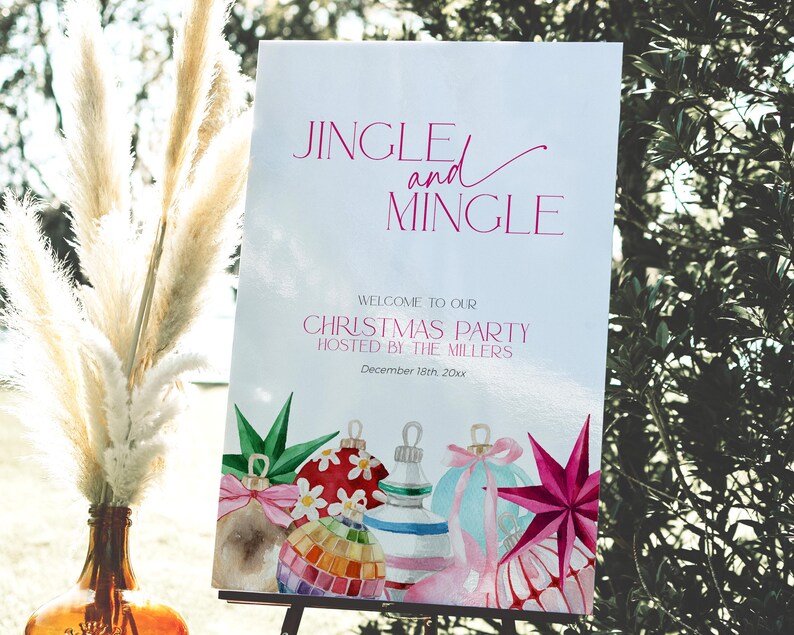 K&ouml;nnte beinhalten: Ein wei&szlig;es Schild mit dem Text "Jingle and Mingle" in rosa Schrift. Das Schild tr&auml;gt au&szlig;erdem den Text "Willkommen zu unserer Weihnachtsfeier Ausgerichtet von den Millers" und "Dezember 18th 20xx". Das Schild ist mit Aquarell-Illustrationen von Weihnachtskugeln und einem Stern verziert.