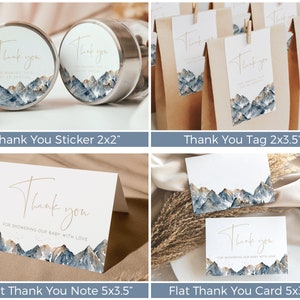 Puede incluir: Conjunto de tarjetas de agradecimiento con un dise&ntilde;o de monta&ntilde;a acuarela en tonos azules y dorados. El conjunto incluye una pegatina, una etiqueta, una tarjeta de tienda y una tarjeta plana. El texto "Gracias" est&aacute; escrito en escritura dorada en cada tarjeta.