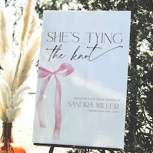 Cartello per addio al nubilato "She's tieing the knot", cartello di benvenuto con fiocco rosa Coquette STAMPABILE, striscione per addio al nubilato, poster per matrimonio da scaricare, BS88