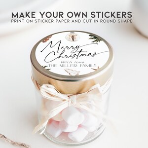 K&ouml;nnte beinhalten: Ein klares Glas mit rosa und wei&szlig;en Marshmallows, gebunden mit einem cremefarbenen Band. Das Glas hat einen goldenen Deckel mit einem Aufkleber mit der Aufschrift "Merry Christmas" und "With love, The Miller Family". Der Text "MAKE YOUR OWN STICKERS" steht oben.