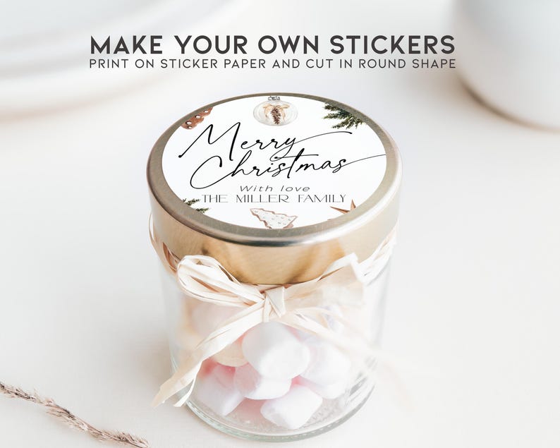 K&ouml;nnte beinhalten: Ein klares Glas mit rosa und wei&szlig;en Marshmallows, gebunden mit einem cremefarbenen Band. Das Glas hat einen goldenen Deckel mit einem Aufkleber mit der Aufschrift "Merry Christmas" und "With love, The Miller Family". Der Text "MAKE YOUR OWN STICKERS" steht oben.