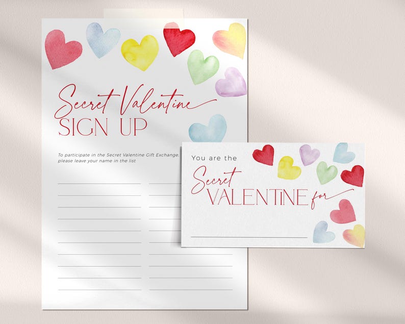 Pode incluir: Uma folha de inscri&ccedil;&atilde;o imprim&iacute;vel para uma troca de presentes Secret Valentine. A folha apresenta um desenho de aquarela de cora&ccedil;&otilde;es coloridos e o texto "Secret Valentine Sign Up". H&aacute; um cart&atilde;o menor que diz "Voc&ecirc; &eacute; o Secret Valentine para".