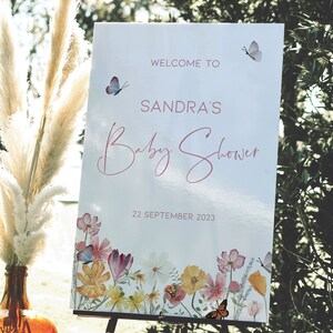 TÉLÉCHARGEMENT INSTANTANÉ de signe de bienvenue de baby shower fleurs sauvages, signe de bébé en fleur papillons, signe floral de baby shower rouge et violet filles, BB12
