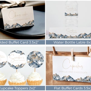 Puede incluir: Un conjunto de decoraciones imprimibles para la fiesta de baby shower con un dise&ntilde;o de cordillera en tonos azules y dorados. El conjunto incluye tarjetas de buffet plegables, tarjetas de buffet planas, adornos para cupcakes y una etiqueta para botella de agua. El texto en las tarjetas dice "Cheesecake con salsa de fresa", "Cupcakes de vainilla y chocolate" y "La aventura te espera". La etiqueta de la botella de agua dice "Baby Shower de Sandra".