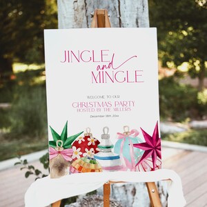 K&ouml;nnte beinhalten: Ein wei&szlig;es Schild mit dem Text "Jingle and Mingle" in rosa Schrift. Das Schild tr&auml;gt au&szlig;erdem den Text "Willkommen zu unserer Weihnachtsfeier Ausgerichtet von den Millers" und "18. Dezember 20xx". Das Schild ist mit Aquarell-Illustrationen von Weihnachtskugeln verziert.