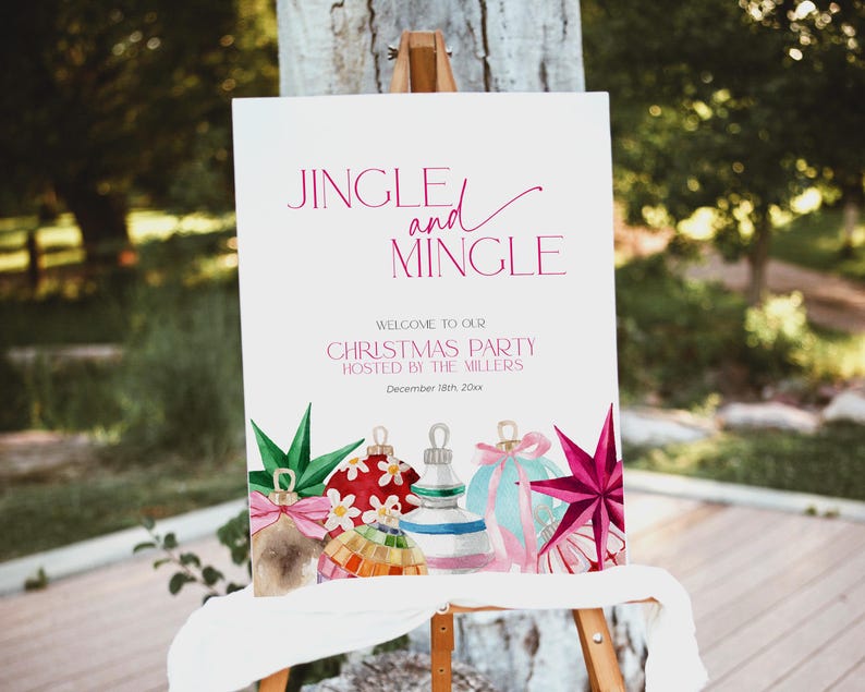 K&ouml;nnte beinhalten: Ein wei&szlig;es Schild mit dem Text "Jingle and Mingle" in rosa Schrift. Das Schild tr&auml;gt au&szlig;erdem den Text "Willkommen zu unserer Weihnachtsfeier Ausgerichtet von den Millers" und "18. Dezember 20xx". Das Schild ist mit Aquarell-Illustrationen von Weihnachtskugeln verziert.