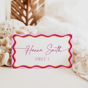 Tarjeta de lugar con borde ondulado para baby shower, etiqueta de nombre para mesa de evento familiar en rosa y rojo, tarjeta de asiento imprimible, etiqueta de asiento plegable moderna para fiesta de novia, BS36