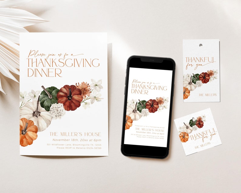 K&ouml;nnte beinhalten: Einladungsset f&uuml;r ein Thanksgiving-Dinner mit K&uuml;rbissen und Blumen. Der Text lautet "Please join us for a Thanksgiving Dinner." Enth&auml;lt eine Karte, ein Etikett und eine quadratische Karte. Ein Smartphone zeigt die Einladung an.