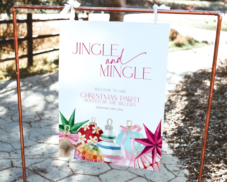 K&ouml;nnte beinhalten: Ein wei&szlig;es Schild mit dem Text "Jingle and Mingle" in rosa Schrift. Das Schild enth&auml;lt auch den Text "Willkommen zu unserer Weihnachtsfeier Ausgerichtet von den Millers 18. Dezember 20xx". Das Schild ist mit Aquarell-Illustrationen von Weihnachtskugeln verziert.