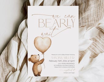 Op de afbeelding: Babyborrel uitnodiging met een bruine teddybeer die een hartvormige ballon vasthoudt. De tekst luidt "We can bearly wait" en bevat evenementdetails voor Sandra Miller. In zachte, neutrale tinten.