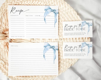 Puede incluir: Un conjunto de tarjetas de recetas imprimibles con un diseño de lazo azul en acuarela. Las tarjetas tienen espacios para ingredientes, instrucciones, tiempo de cocción y porciones. El texto en las tarjetas dice "Receta para la novia". Por favor, escribe tu receta favorita en la tarjeta de receta adjunta y tráela a la ducha para compartirla con la novia.