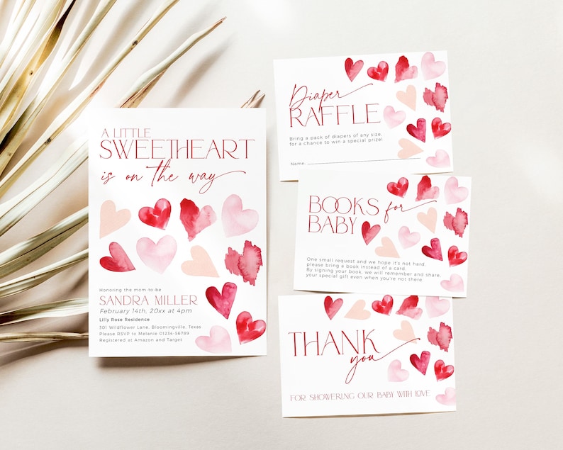 Puede incluir: Una invitaci&oacute;n a una fiesta de bienvenida al beb&eacute; con un dise&ntilde;o de acuarela de corazones rosas y rojos. La invitaci&oacute;n dice "A Little Sweetheart is on the way" e incluye el nombre Sandra Miller, la fecha 14 de febrero y la hora 4pm. La invitaci&oacute;n tambi&eacute;n incluye la direcci&oacute;n Lilly Rose Residence, 201 Wilson Lane, Bloomingdale, Texas. La invitaci&oacute;n solicita a los invitados que confirmen su asistencia a Melanie al 0123456789. La invitaci&oacute;n tambi&eacute;n incluye una solicitud de rifa de pa&ntilde;ales y una solicitud de libros para el beb&eacute;.