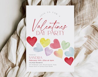 Puede incluir: Una invitación a una fiesta de San Valentín con un diseño de acuarela de corazones coloridos. La invitación es para una fiesta organizada por Sandra el 14 de febrero a las 4 pm en la residencia Lilly Rose. La dirección es 501 Wildflower Lane, Bloomingville, Texas. Por favor, confirma tu asistencia a Sandra al 01234-56789.