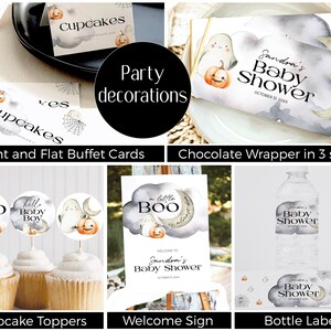 Op de afbeelding: Een set Halloween-thema baby shower decoraties met een spook, pompoen en maan ontwerp. De set bevat cupcake toppers, een welkomstbord, fleslabels en chocolade reep verpakkingen. De tekst op het bord luidt "Een klein BOO is onderweg! Welkom op Sandra's Baby Shower, 31 oktober 20XX".
