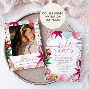 Puede incluir: Plantilla de invitaci&oacute;n de ducha nupcial imprimible de doble cara con una ilustraci&oacute;n de acuarela de adornos rosados, rojos y verdes con un marco de fotos en un lado y el texto "bridal shower" y los detalles del evento en el otro.