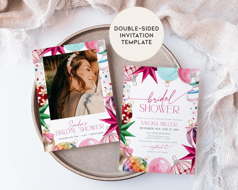 Puede incluir: Plantilla de invitaci&oacute;n de ducha nupcial imprimible de doble cara con una ilustraci&oacute;n de acuarela de adornos rosados, rojos y verdes con un marco de fotos en un lado y el texto "bridal shower" y los detalles del evento en el otro.