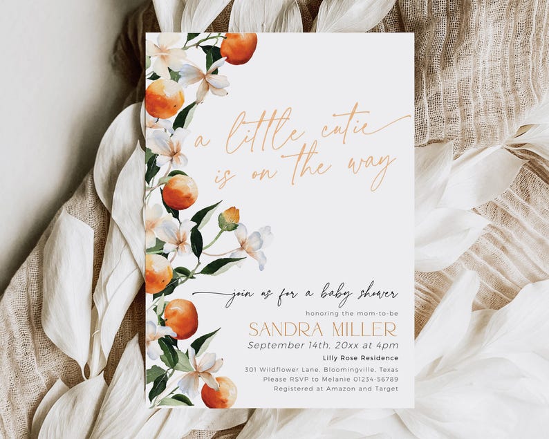Pode incluir: Um convite de ch&aacute; de beb&ecirc; branco com flores de laranjeira e o texto "a little cutie is on the way". O convite inclui o nome "Sandra Miller" e a data "September 14th, 20xx at 4pm".
