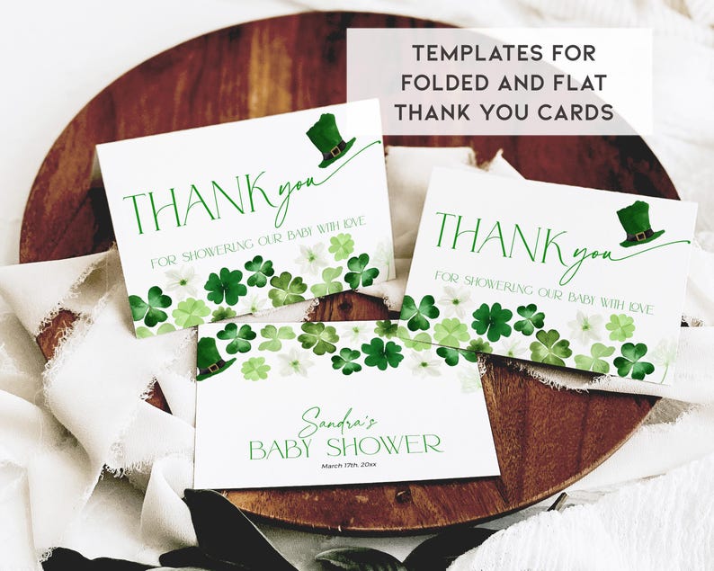 Op de afbeelding: Twee groene en witte bedankkaartjes met klavertjesvier en leprechaun-hoedontwerpen. De tekst op de kaartjes luidt "Bedankt voor het verwennen van onze baby met liefde". Een derde kaart is een babyborrel-uitnodiging met de tekst "Sandra's Babyborrel" en de datum "17 maart 20xx".
